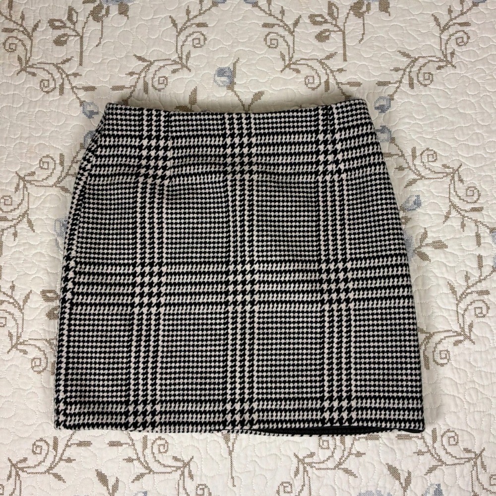 H&M Mini Skirt Womens Size 8 Black White Plaid Excellent Wool Blend